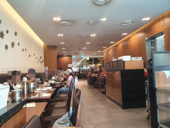 24일 서울의 한 백화점 식당가 한식당 매장에 칸막이가 설치된 모습. 점심시간인데도 한산하다.추인영 기자