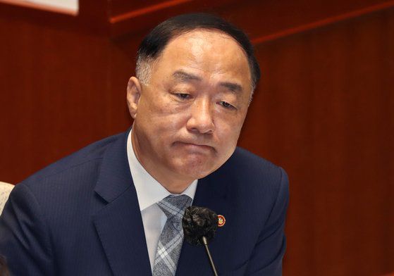 홍남기 부총리 겸 기획재정부 장관이 24일 국회 예산결산특별위원회 전체회의에서 질의를 듣고 있다. 연합뉴스