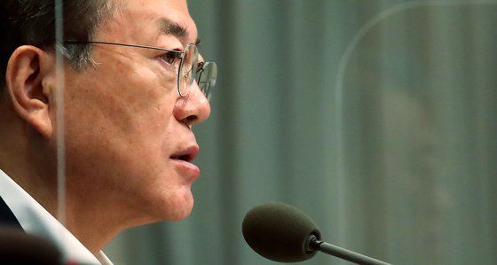 문재인 대통령이 25일 오전 청와대 여민관에서 열린 영상 국무회의를 주재하고 있다. 정세균 국무총리를 비롯한 국무위원들은 정부서울청사에서 영상을 통해 회의에 참석했다. 청와대사진기자단