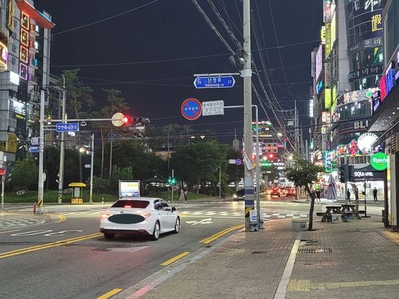 지난 23일 오후 8시쯤 경남 창원시의 가장 중심 상권인 상남동 사거리 모습. 평소 차량과 인적으로 꽉 차 있는 곳이지만 이날은 차량과 행인이 크게 줄었다. 위성욱 기자