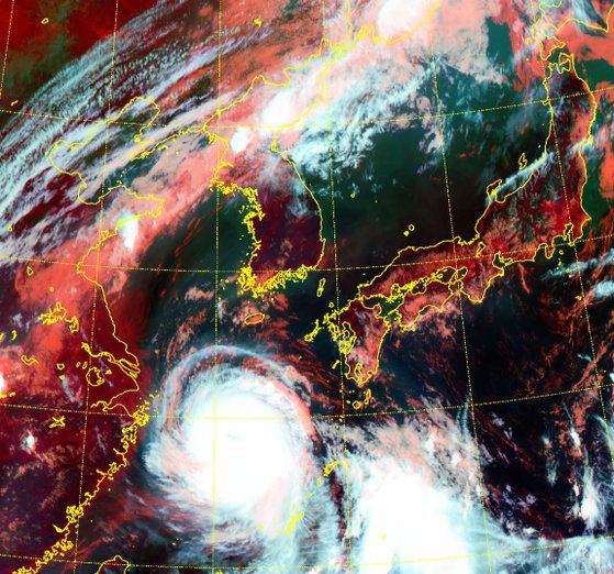 25일 오전 9시 태풍 바비의 위성 사진. 사진으로도 구름 가운데 태풍의 눈이 보일 정도로 바람이 강하게 회전하며 뭉쳤다. 자료 기상청