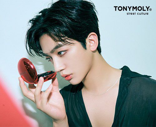 여배우, 여성 아이돌의 전유물이었던 메이크업 화보에 남성 아이돌이 등장했다. ‘젠더리스’ 메이크업 화보 선보인 김요한. [사진 각 브랜드]