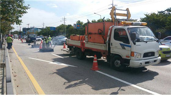 경기도 내 도로에 발생한 ‘포트홀’ 복구공사 모습. [경기도]