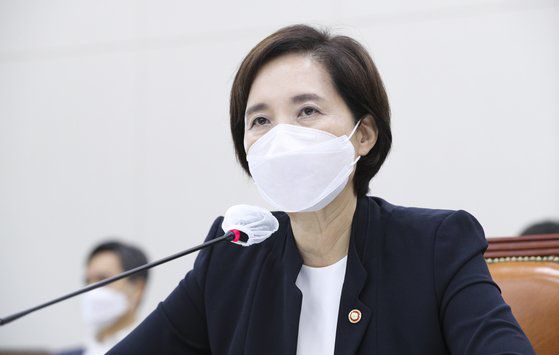 유은혜 부총리겸 교육부 장관이 25일 오전 국회 교육위원회 전체회의에 참석해 의원들 질의에 답하고 있다. 임현동 기자