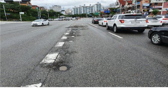 경기도 내 도로에 발생한 ‘포트홀’. [경기도]