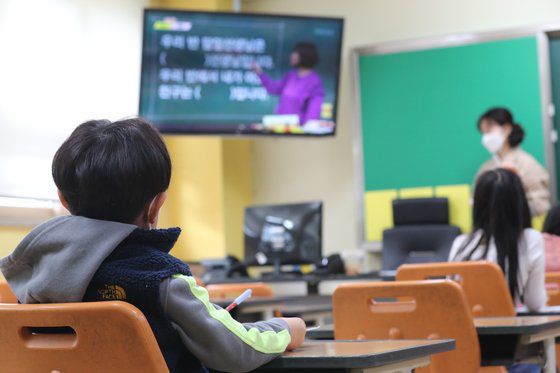 지난 4월 20일 오전 경기 수원시의 한 초등학교에서 긴급돌봄 서비스를 신청한 1학년 학생들이 교실에 나와 EBS 방송을 보고 있다. 연합뉴스
