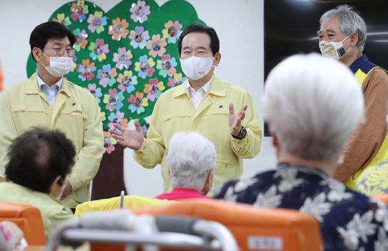 정세균 국무총리가 지난 7월 29일 오전 사회복지시설 방역 현장 점검으로 세종시 조치원읍에 있는 세종재가노인지원센터 및 세종중앙지역아동센터를 방문해 신종 코로나바이러스 감염증(코로나19) 방역 현황을 점검한 뒤 어르신들을 만나고 있다. 연합뉴스
