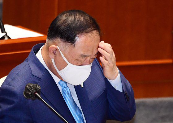 (서울=뉴스1) 신웅수 기자 = 홍남기 경제부총리 겸 기획재정부 장관이 25일 서울 여의도 국회에서 열린 예산결산특별위원회 전체회의에서 생각에 잠겨 있다. 2020.8.25/뉴스1