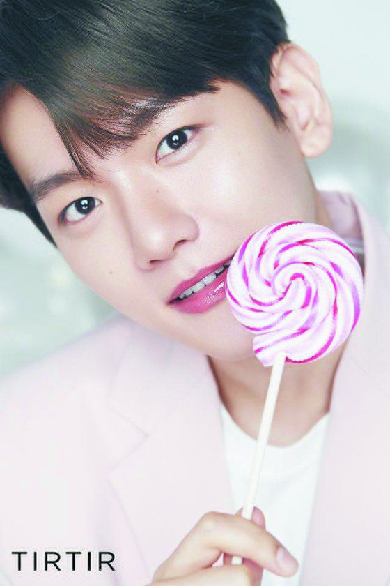 여배우, 여성 아이돌의 전유물이었던 메이크업 화보에 남성 아이돌이 등장했다. 브랜드와 함께 메이크업 키트를 낸 백현. [사진 각 브랜드]