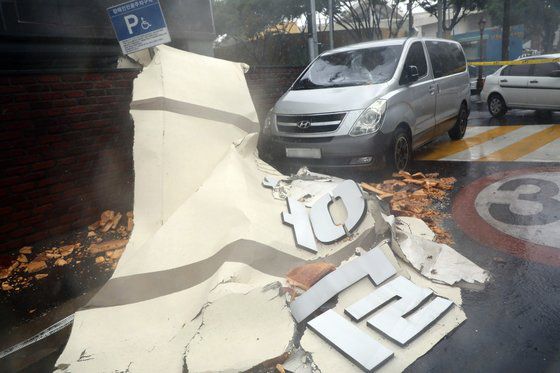 26일 오전부터 태풍경보가 내려진 제주도 곳곳에서는 시설물 피해가 속출했다. 제주시 이도동 한 아파트에서 강풍에 아파트 외벽이 떨어져 승합차 한 대가 파손됐다. 뉴스1