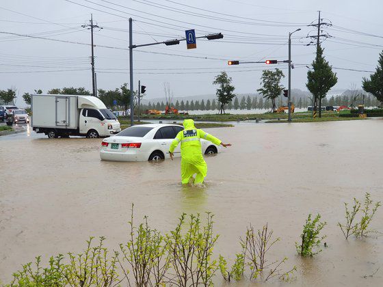 지난해 10월 3일 제18호 태풍 '미탁'의 영향으로 강원 강릉시 죽헌동 경포종합가구공단 일대가 물에 잠겨 경찰이 안전관리를 하고 있다. 연합뉴스