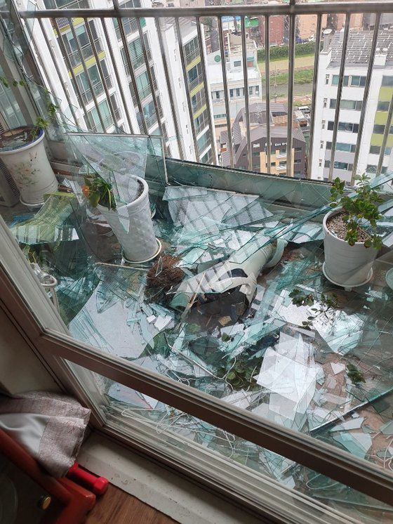태풍 '링링'이 북상한 지난해 9월 7일 서울 구로구 개봉동의 한 아파트 창문이 깨져있다. 연합뉴스