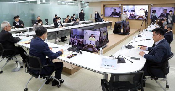 지난 5월 서울 서초구 국제전자센터에서 열린 제4차 생활방역위원회 회의 모습. 연합뉴스