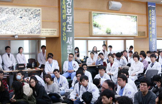 2014년 3월 10일 서울 용산구 의협회관 강당에서 열린 전공의협의회 비상대책위원회 기자회견에 원격의료 도입에 반발해 집단휴진에 들어간 전공의들이 모였다. 뉴스1
