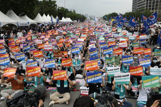 집단휴진 총파업에 나선 대한의사협회 회원들이 14일 오후 서울 영등포구 여의대로에서 열린 '4대 악(惡) 의료 정책 저지를 위한 전국의사총파업 궐기대회'에서 의과대학 정원 확대, 공공의대 설립, 한방 첩약 급여화, 비대면 진료 육성 등에 반대하며 손 피켓을 들고 있다. 뉴스1