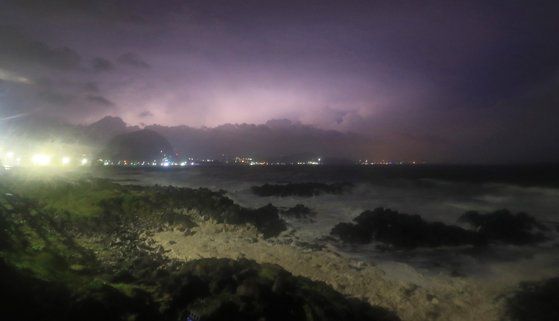 제주도가 제8호 태풍 '바비'의 직접 영향권에 들어간 26일 새벽 제주 서귀포시 안덕면 사계리 일대에 낙뢰가 떨어지고 있다. 연합뉴스