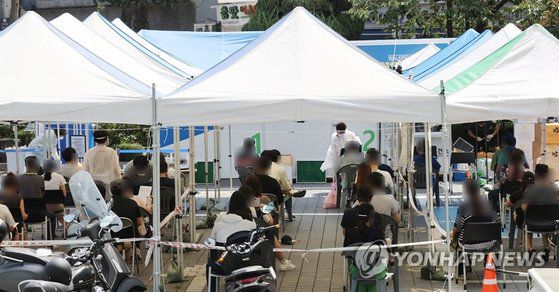 서울 은평구 보건소 앞에 마련된 신종 코로나 바이러스 감염증(코로나19) 선별진료소를 찾은 시민들이 검체 채취 순서를 기다리고 있다. 연합뉴스