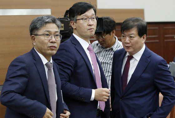 송경호 전 서울중앙지검 3차장검사(가운데)와 신봉수 전 2차장검사(왼쪽)가 배성범 당시 서울중앙지검장과 지난해 10월7일 오후 서울 서초구 서울고검에서 열린 국회 법제사법위원회에서 참석하고 있다. [뉴스1]