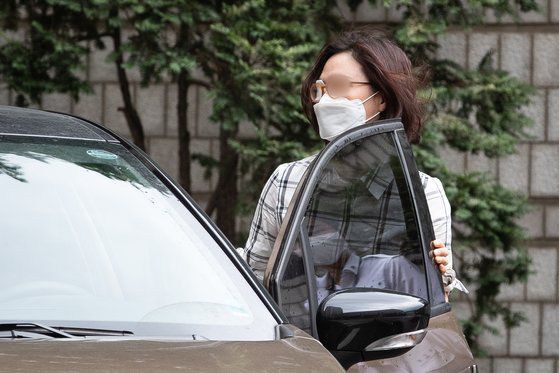 정경심 동양대 교수가 27일 서울중앙지방법원에서 열린 재판에 출석하고 있다. [뉴스1]