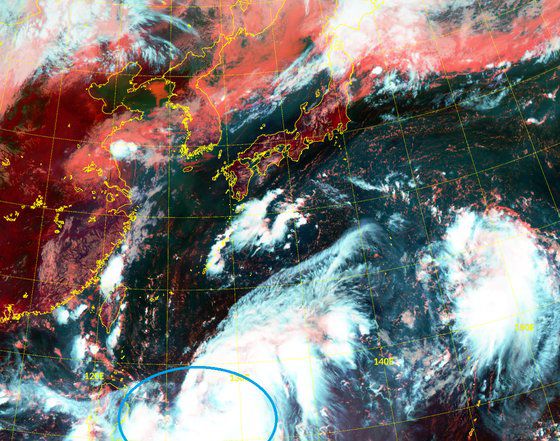 30일 오전 제 9호 태풍 마이삭은 두꺼운 구름을 발생시키며 세를 키우고 있다. 현재 강도 '중' 태풍으로 발달했지만, 아직 태풍의 눈이 위성으로 뚜렷하게 보이지는 않는다. 태풍 마이삭은 중심기압이 최저 935㍱까지 떨어질 것으로 예상돼, 앞서 우리나라를 지나간 8호 태풍 바비보다 더 강한 태풍이 될 것으로 보인다. 자료 기상청