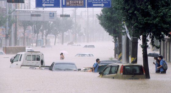 2002년 제15호 태풍 루사의 영향으로 강릉시내가 침수됐다. 지금 다가오는 9호 태풍 마이삭도 동해상에서 습기를 끌고 들어가 태백산맥에 부딪히면서 많은 비구름을 추가로 만들어, 강원영동 지역에 많은 비 피해를 가져올 것으로 예상된다. 중앙포토