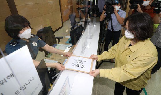 김현숙 보건복지부 의료자원정책과장이 28일 서울 종로구 서울지방경찰청 민원실에 업무개시명령 위반 전공의에 대한 고발장을 제출하고 있다. 뉴스1