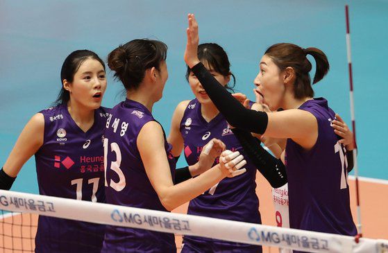 득점을 올린 뒤 기뻐하는 흥국생명 선수들. [연합뉴스]