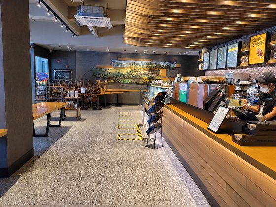 '사회적 거리두기 2.5단계' 조치가 시행된 첫날인 30일 오후 서울 강남의 한 스타벅스. 곽재민 기자