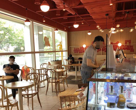 30일 오후 1시 여의도의 한 프랜차이즈 베이커리에는 커피를 마시는 위해 들어온 고객들이 있었다. 점원은 카운터에서 고객의 주문을 받느라 다른 손님이 들어온 것을 눈치채지 못했고, 출입 명단에 이름을 적으라고 요청하지 않았다. 배정원 기자