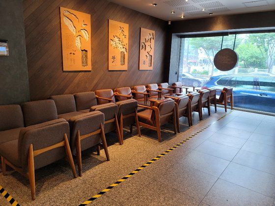 스타벅스는 테이블과 의자를 치우고 '테이크아웃' 매장으로 운영 중이다. 곽재민 기자