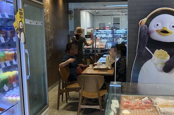 30일 오후 1시 여의도의 프랜차이즈 베이커리에 고객들이 입석한 모습. 배정원 기자