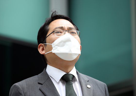 최대집 대한의사협회 회장이 28일 오전 서울지방경찰청 앞에서 보건복지부의 업무개시명령 위반 전공의에 대한 고발과 관련해 긴급 기자회견을 하고 있다. 연합뉴스