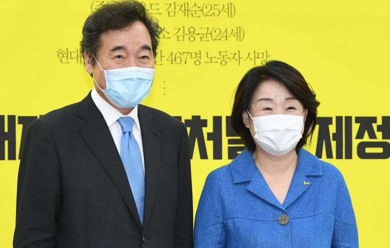 더불어민주당 이낙연 신임 당대표가 1일 서울 여의도 국회 정의당 대표실을 찾아 심상정 정의당 대표와 기념촬영을 하고 있다. 뉴시스