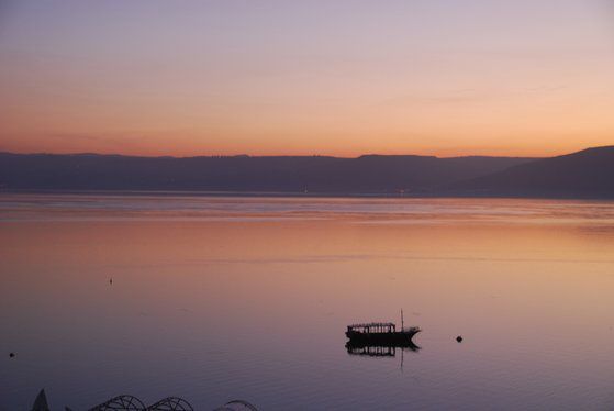 해가 떨어지는 갈릴리 호숫가에 노을이 붉게 물들고 있다. 해질 무렵 갈릴리 호수는 무척 평화롭다. 갈릴리=백성호 기자