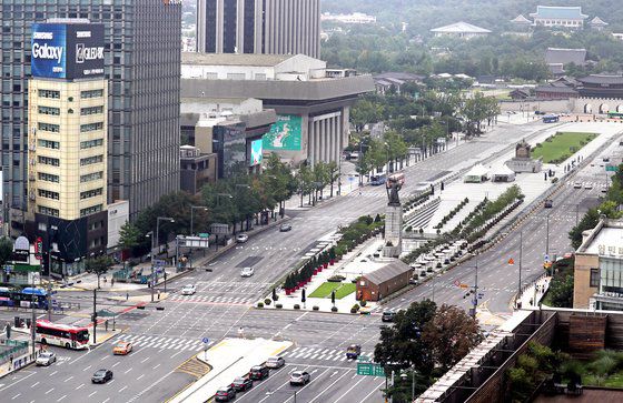 사회적 거리두기 2.5단계가 시행된 지난 30일 오전 서울 광화문 일대가 한산하다. 뉴스1
