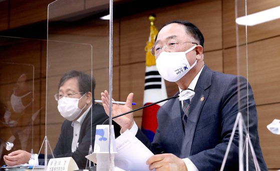 홍남기 부총리 겸 기획재정부 장관(오른쪽)이 지난 27일 세종시 정부세종청사에서 예산안 관련 기자회견을 하고 있다. 왼쪽은 안일환 기재부 2차관. 연합뉴스