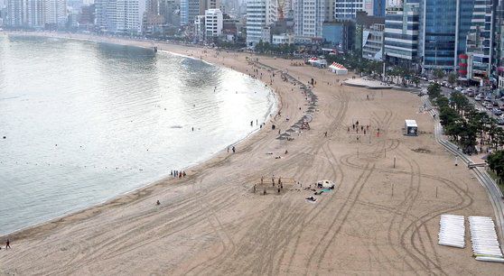 신종 코로나바이러스 감염증(코로나19)이 재확산하는 가운데 8월 마지막 휴일인 30일 전국 관광 명소와 유원지는 평소와 달리 한산했다. 이날 부산 등지에 폭염이 이어졌지만, 광안리해수욕장에는 찾는 사람들의 발길 끊겨 텅 비어 있다. 송봉근 기자
