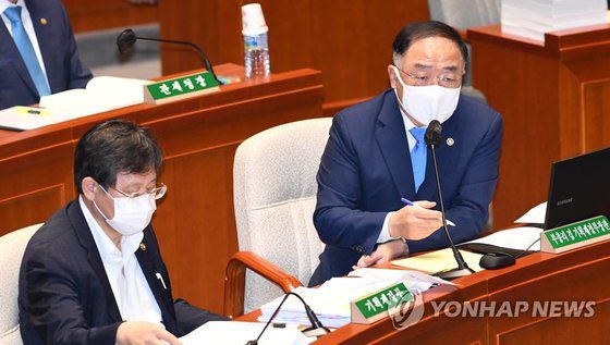 홍남기 경제부총리가 31일 오전 서울 여의도 국회에서 2019회계연도 결산 부별심사를 위해 열린 예산결산특별위원회 전체회의에서 의원질의에 답변하고 있다. [국회사진기자단=연합뉴스]