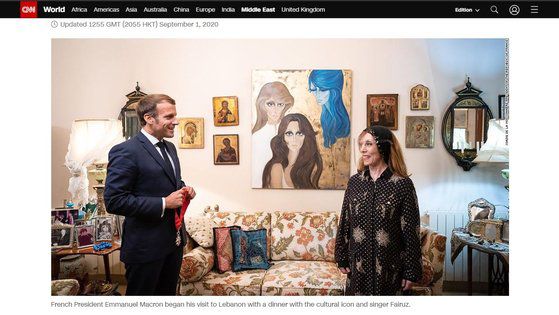 마크롱 대통령(왼쪽)은 31일 레바논에 도착하자마자 레바논 국민 여가수 페이루즈를 비공개로 만났다. 페이루즈는 레바논 국민에게 위안을 주는 가수로 알려졌다. CNN 등 외신이 공개한 두 사람이 만나는 사진. [CNN 홈페이지 캡처]