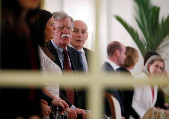 2018년 6월 11일 싱가포르 북미 정상회담에 배석한 샌더스 전 대변인과(왼쪽 첫번째)와 존 볼턴 전 백악관 국가보좌관(왼쪽 두번째). 로이터=연합뉴스