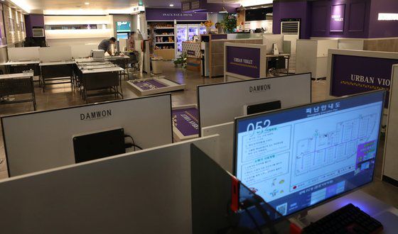 지난달 25일 강원 춘천시의 한 PC방이 코로나19로 인한 적자를 감당하지 못해 폐업 절차를 밟고 있다.   해당 PC방 점주는 코로나19 사태 이후 매출이 4분의 1 수준으로 감소해 임대료와 인건비, 대출 이자 등을 감당하지 못해 문을 닫게 됐다고 설명했다. [연합뉴스]