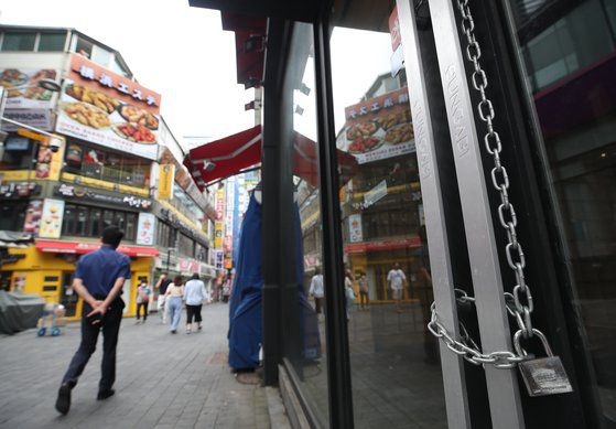 1일 서울 중구 명동의 한 문 닫은 상점에 자물쇠가 걸려 있다. 연합뉴스
