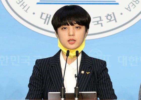 (서울=뉴스1) 박세연 기자 = 류호정 정의당 의원이 12일 오후 서울 여의도 국회 소통관에서 성범죄 처벌 강화를 위한 형법 개정안 발의 기자회견을 하고 있다. 2020.8.12/뉴스1