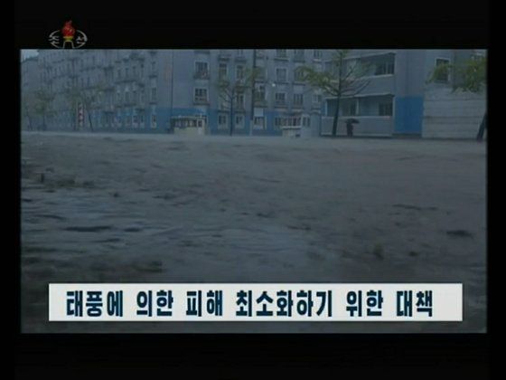 북한 조선중앙TV는 3일 제9호 태풍 '마이삭' 북상 소식을 새벽 방송으로 전하며 기민한 대응을 보이고 있다. [조선중앙TV 캡쳐=연합뉴스]