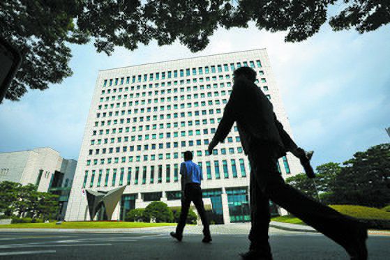 지난달 28일 서울 서초구 대검찰청에서 직원들이 출근하고 있다. [뉴스1]