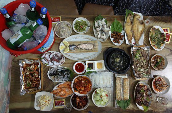 경남 창원 마산 통술집의 상차림. 안주는 20개가 넘고, 술은 양동이째 나온다. 오동동 ‘강림통술’에서 촬영했다. 손민호 기자