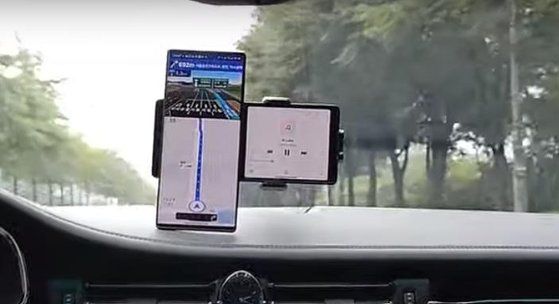 LG '윙' 실물 테스트 영상 등장   (서울=연합뉴스) 26일 IT매체 안드로이드 어쏘리티가 LG전자 하반기 전략 스마트폰인 LG '윙(가칭)'의 실물 테스트 영상으로 추정되는 10초 분량의 영상을 게재했다.   사진은 LG 윙 추정 이미지. 2020.8.26   [안드로이드 어쏘리티 캡처. 재판매 및 DB 금지]   photo@yna.co.kr (끝)  〈저작권자(c) 연합뉴스, 무단 전재-재배포 금지〉