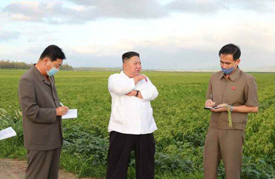 김정은 북한 국무위원장이 제8호 태풍 '바비'가 강타한 황해남도를 돌아보며 피해 상황을 파악했다고 지난 8월 28일 노동당 기관지 노동신문이 보도했다. [연합뉴스]