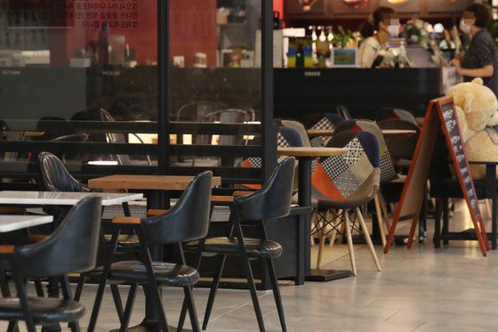 정부가 수도권에 적용된 '사회적 거리두기 2.5단계'를 연장하기로 4일 오후 공식 발표했다. 이날 서울의 한 카페 모습.연합뉴스