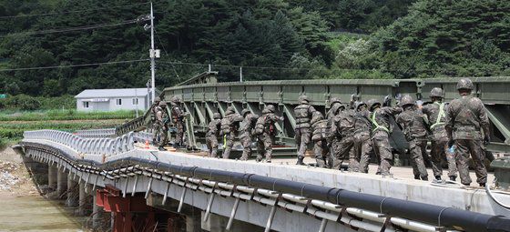육군 3군단 교량대대 장병들이 간편 조립교를 구축하고 있다. [육군 제공]